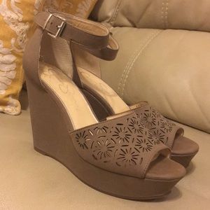 Jessica Simpson size 10 taupe wedges